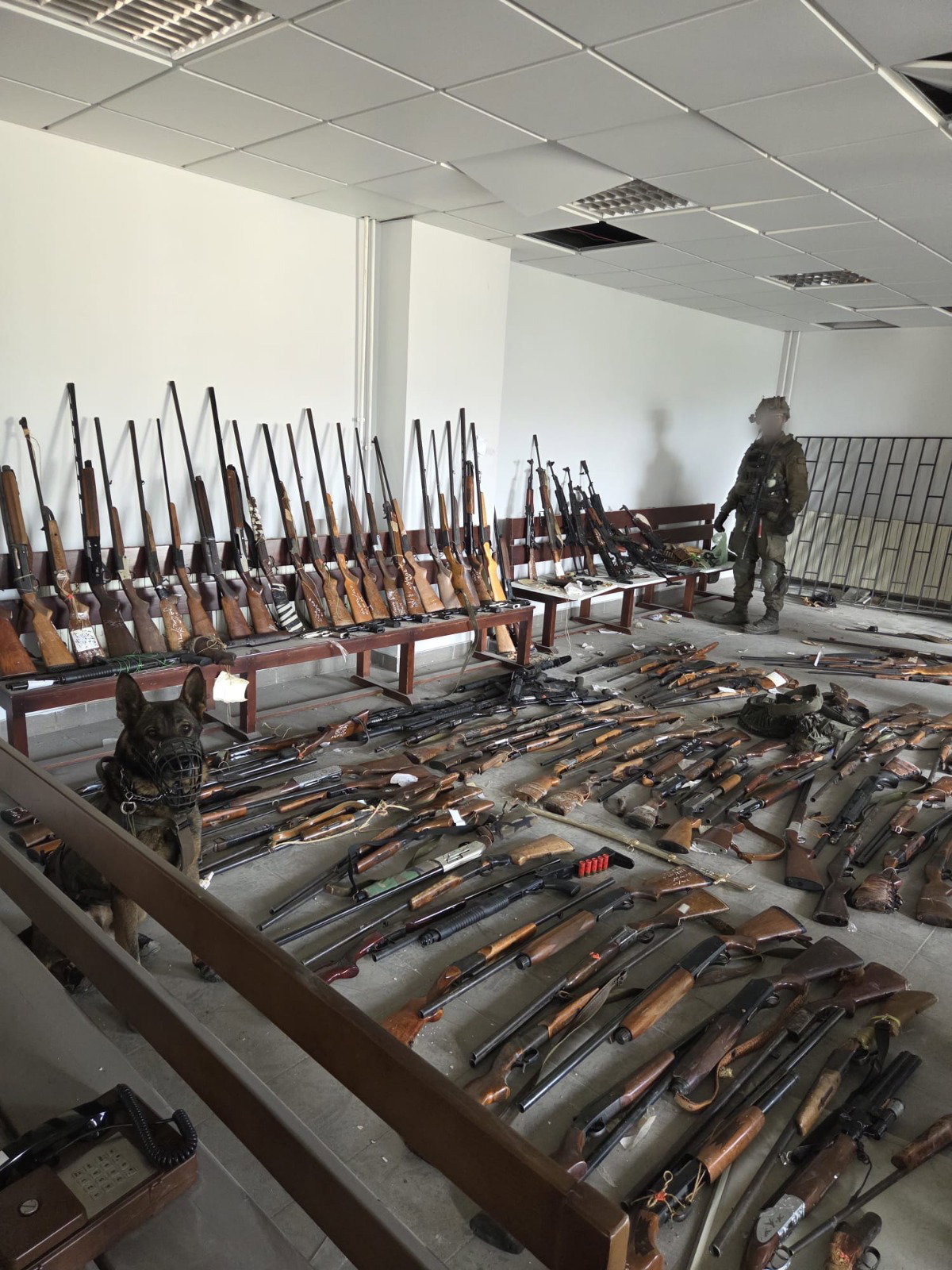 חינוך לתפארת: הכוחות נכנסו לבית ספר בלבנון - וגילו שם מאות כלי נשק | תיעוד