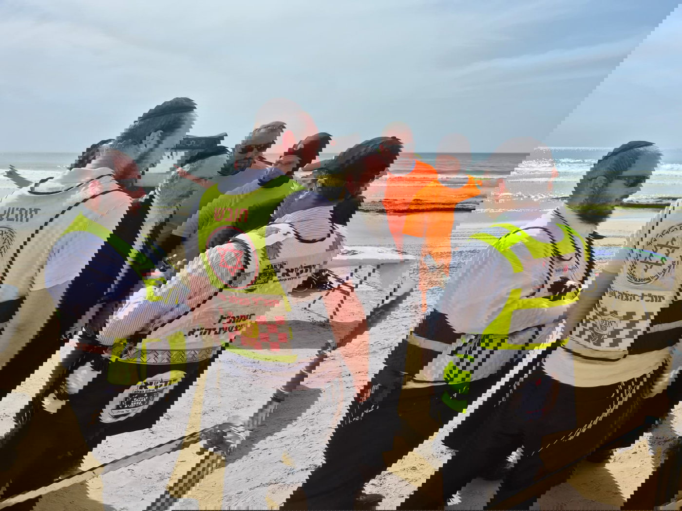 הרב שטמר בסיור עם הכוחות על חוף הים