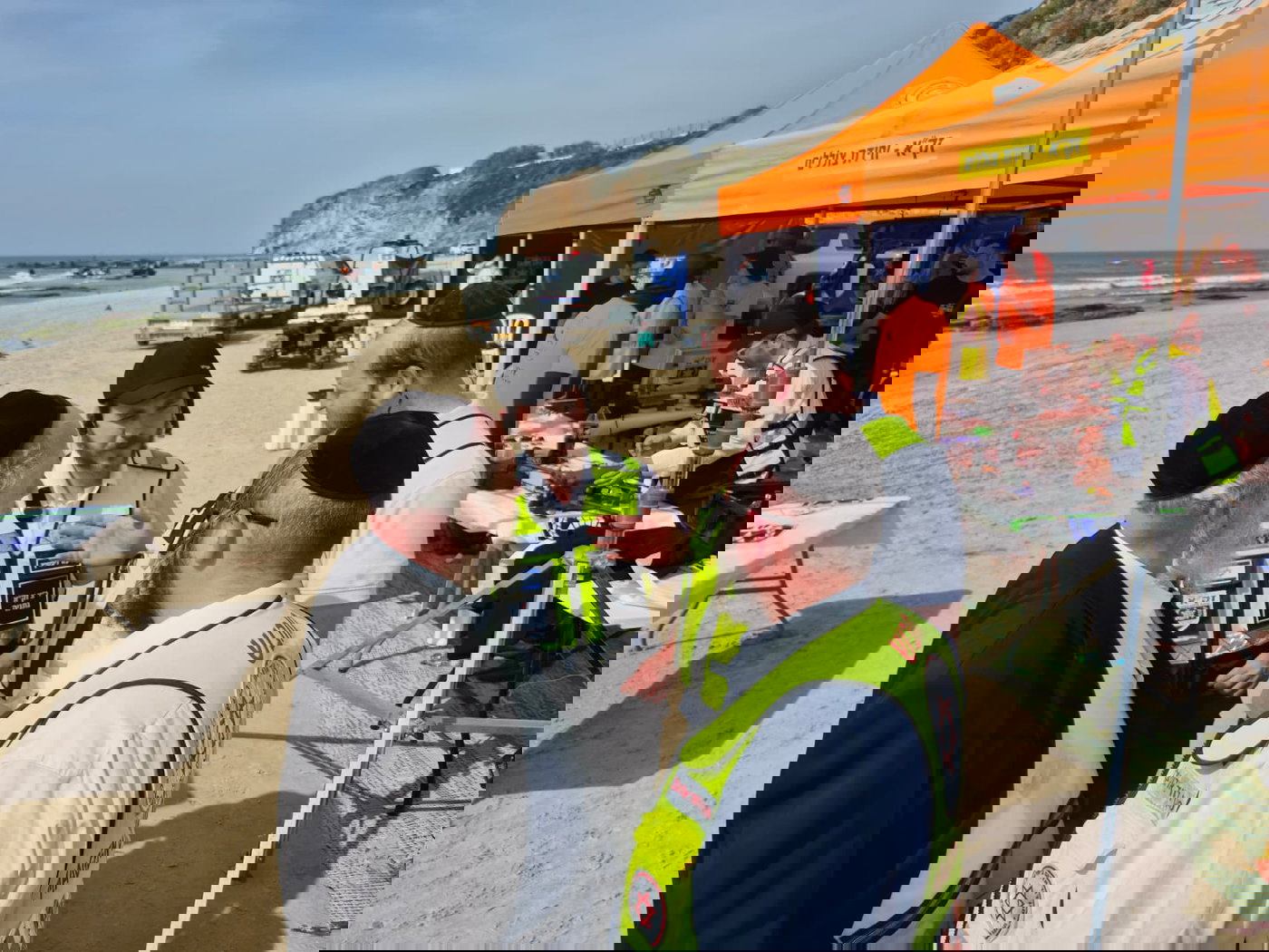 הרב שטמר בסיור עם הכוחות על חוף הים