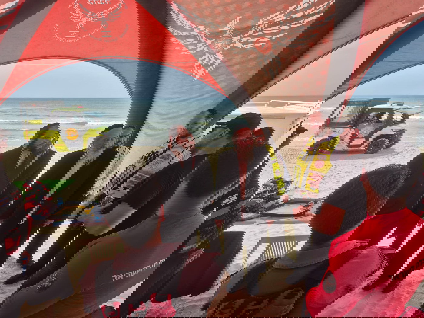 הרב שטמר בסיור עם הכוחות על חוף הים