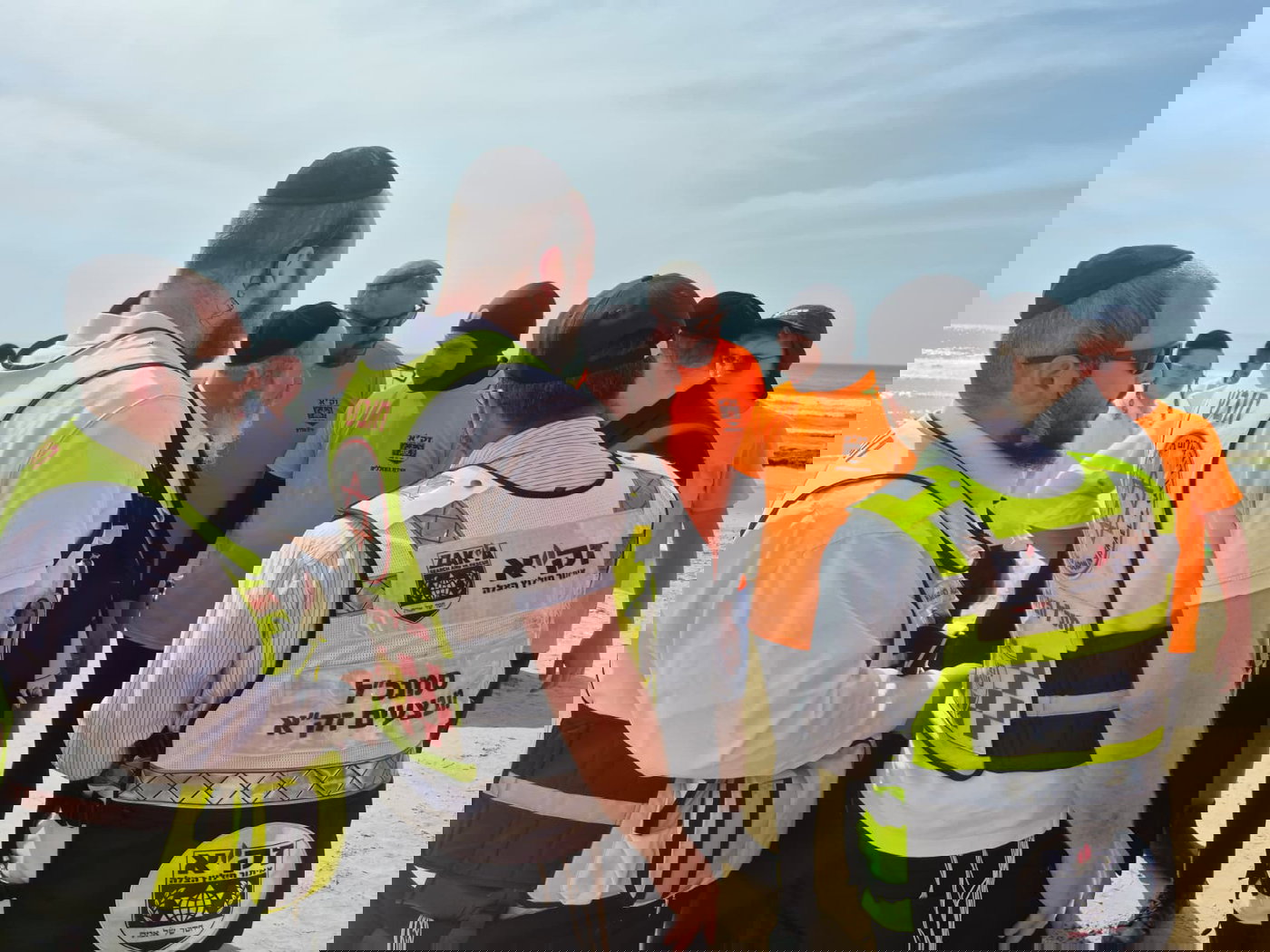 הרב שטמר בסיור עם הכוחות על חוף הים