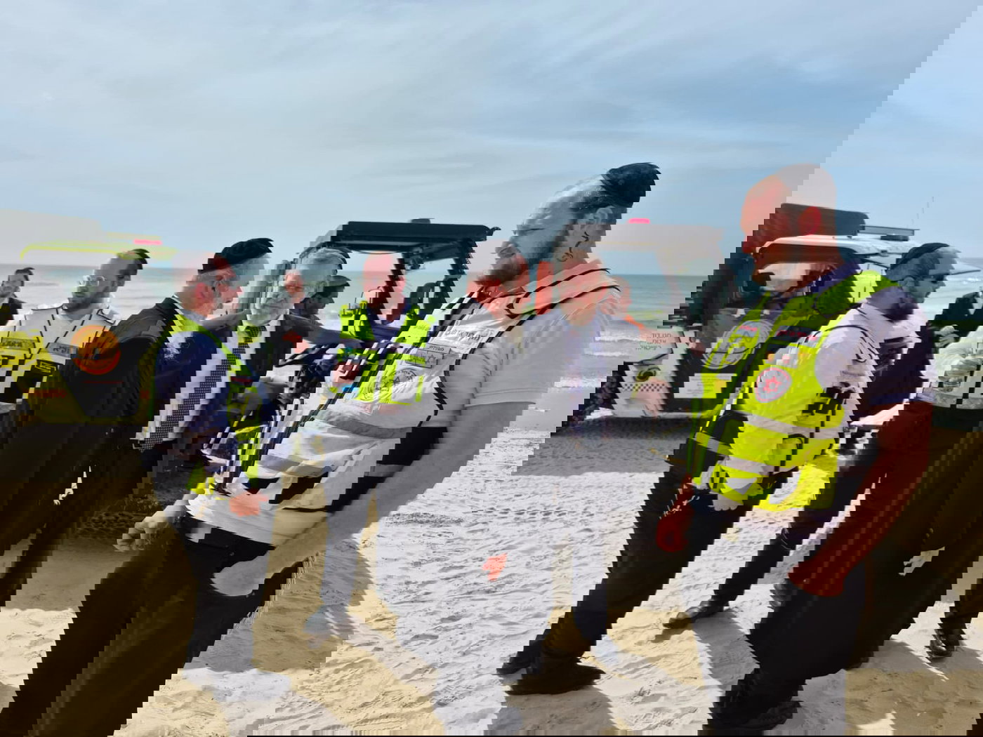 הרב שטמר בסיור עם הכוחות על חוף הים