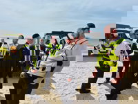 הרב שטמר בסיור עם הכוחות על חוף הים