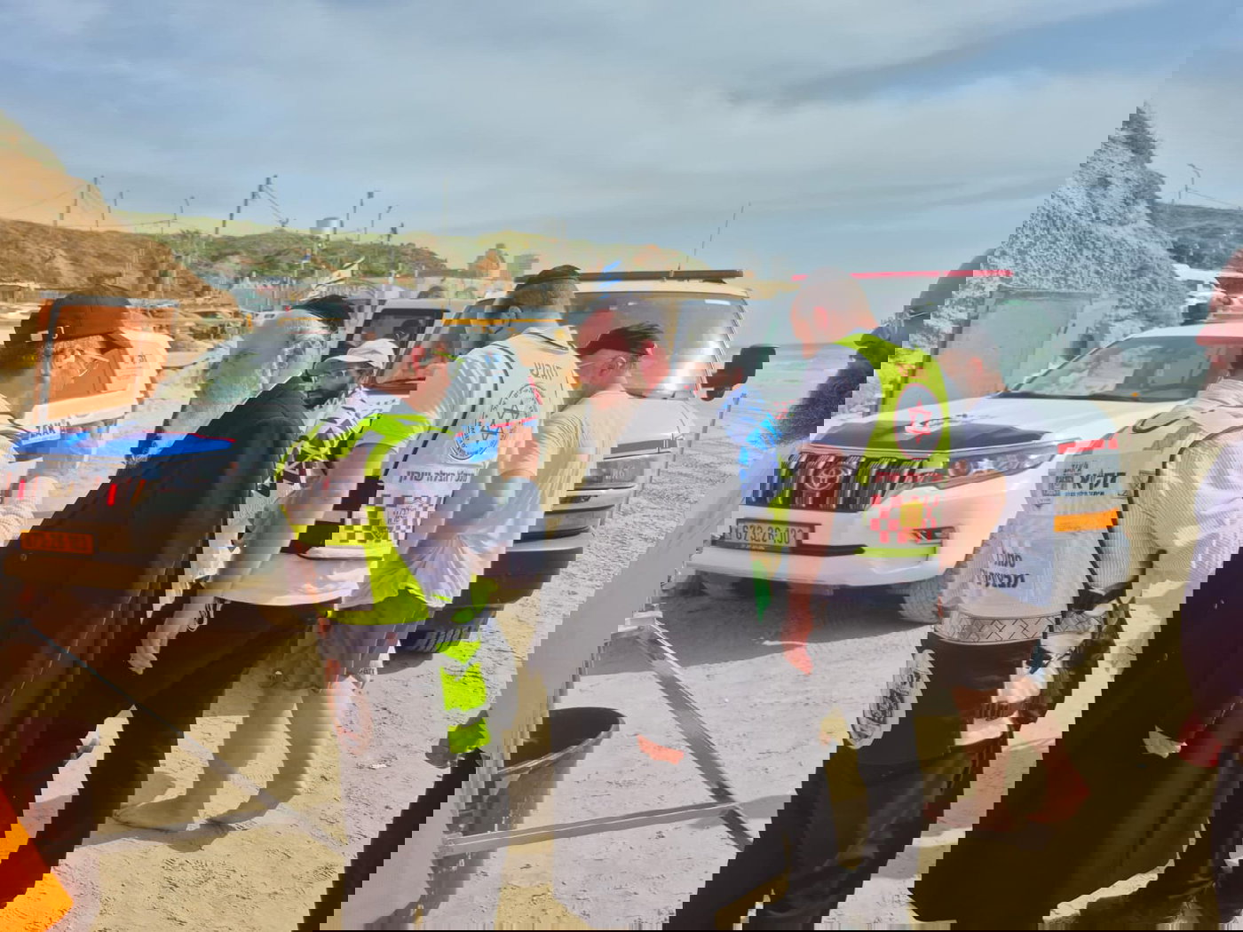 הרב שטמר בסיור עם הכוחות על חוף הים