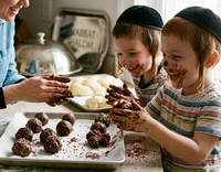  הכנו יחד כדורי שוקולד פשוטים, אולי קצת עקומים, אבל עם המון צחוק ושוקולד על האף