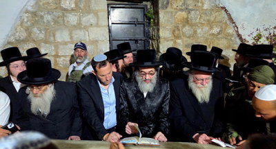 הגה"צ רבי חיים מאיר הגר בקבר יוסף בשכם