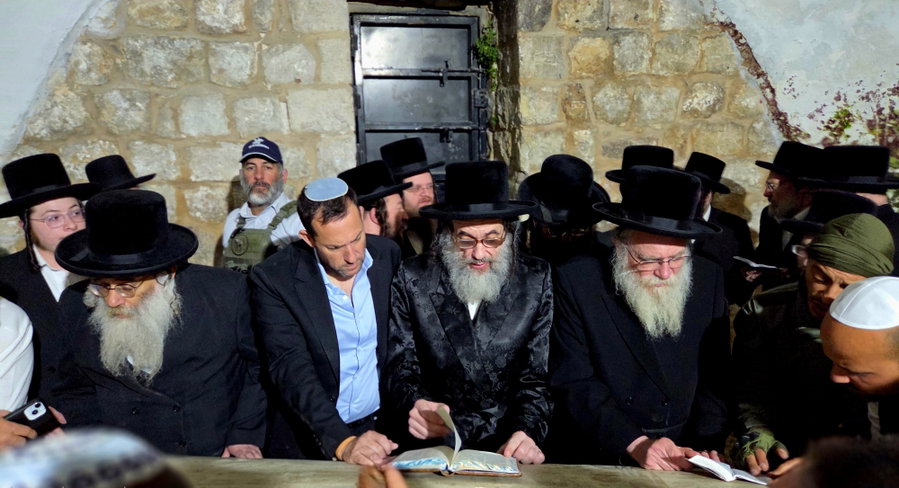 הגה"צ רבי חיים מאיר הגר בקבר יוסף בשכם