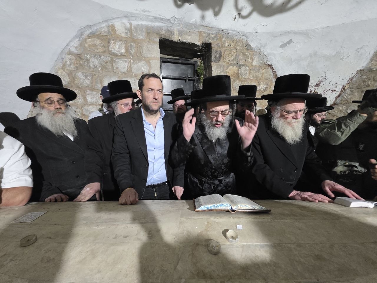 הגה"צ רבי חיים מאיר הגר בקבר יוסף בשכם