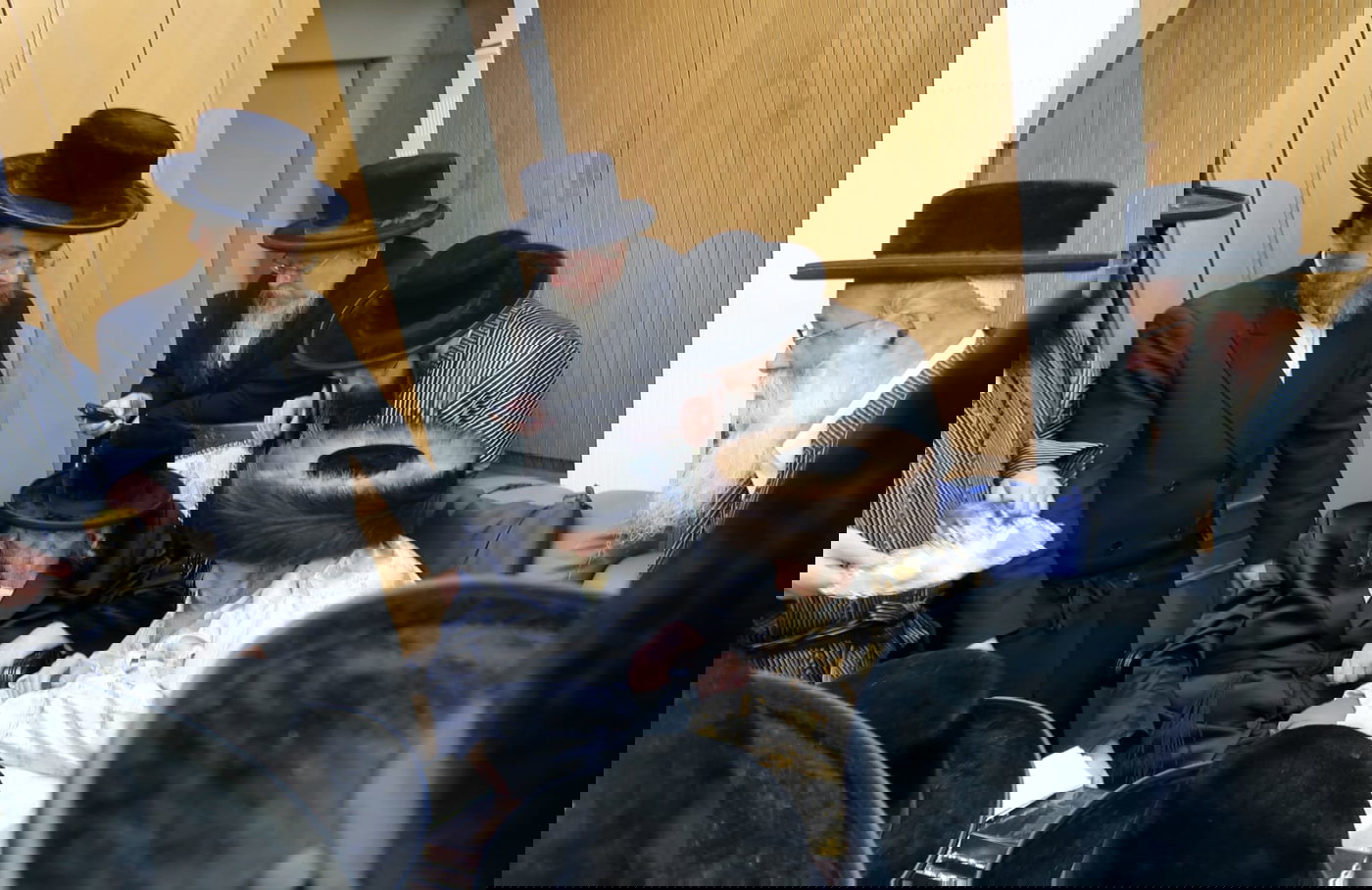 האדמו"ר מטשערנוביל בביקור אצל האדמו"ר מתולדות אברהם יצחק