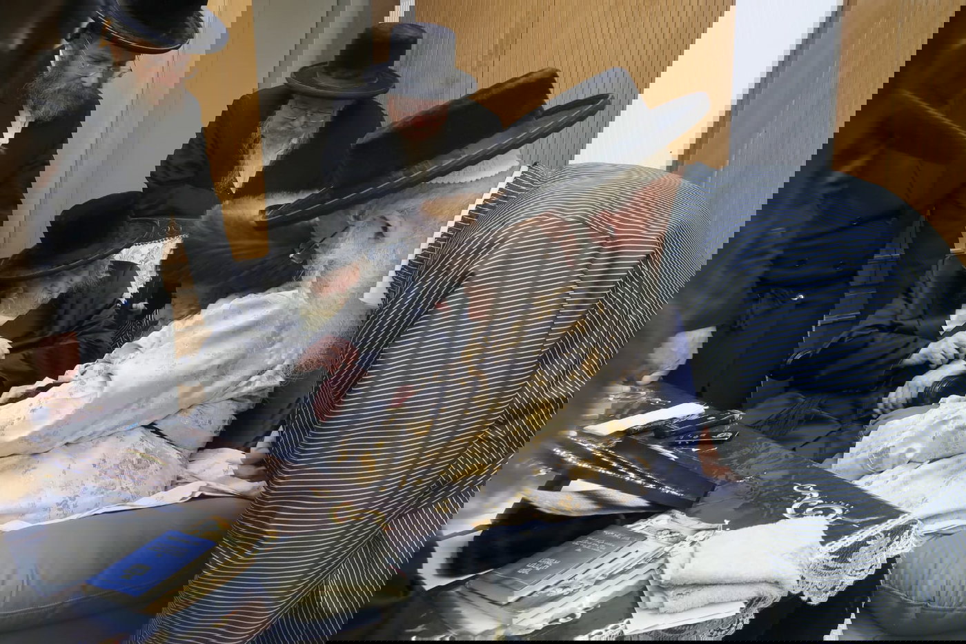 האדמו"ר מטשערנוביל בביקור אצל האדמו"ר מתולדות אברהם יצחק