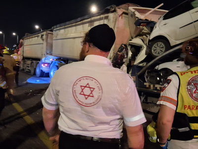לילה קטלני בכבישים: נהג גרר נהרג במחלף יבנה ופצועה קשה ביקנעם עילית
