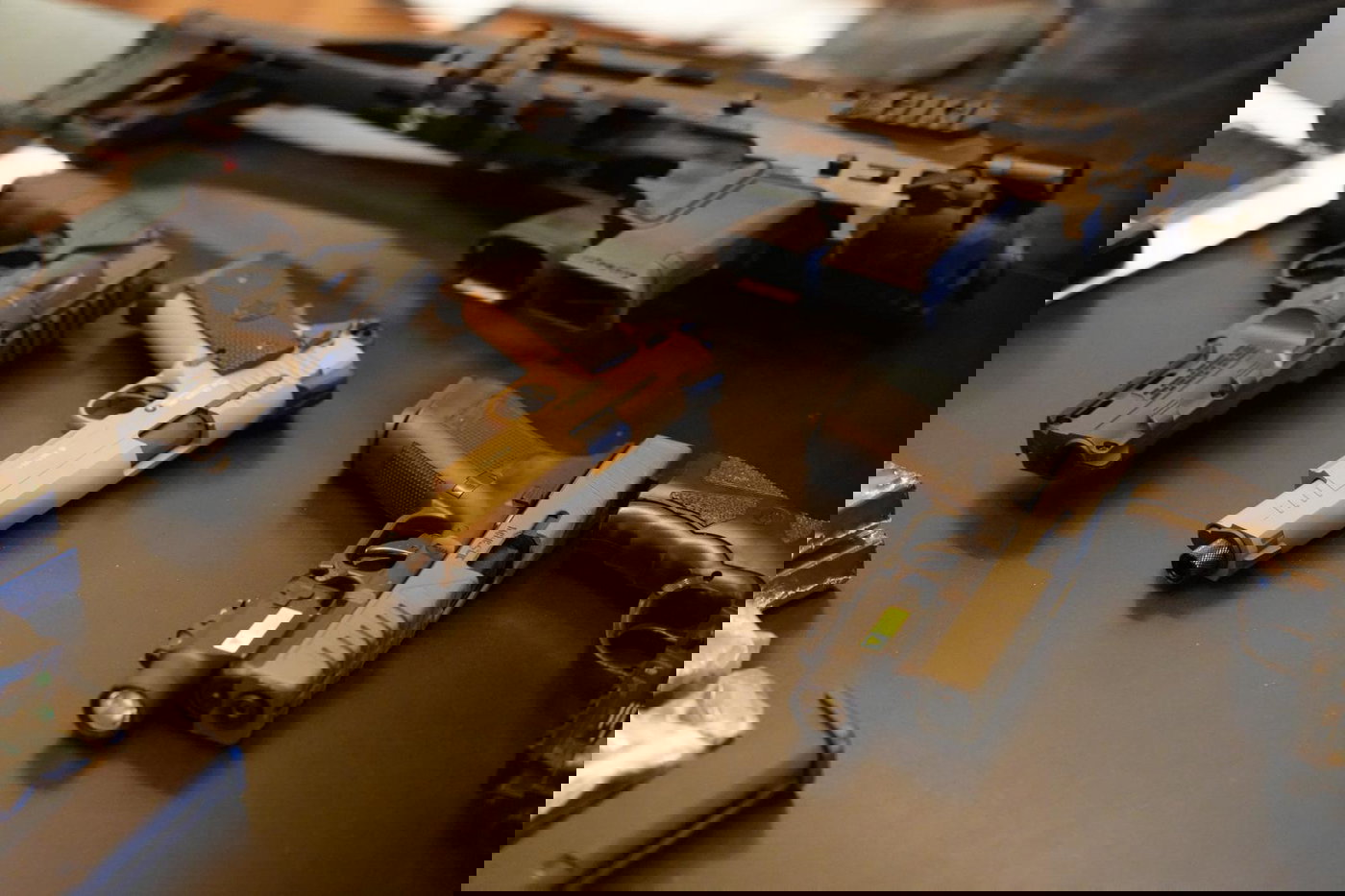 נעצר "על חם": שוטר סמוי חשף סוחר נשק שהדריך לקוחות להסבה קטלנית