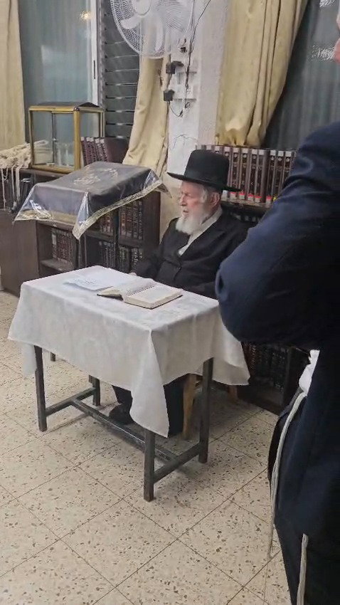 הגר"י זילברשטיין מתפלל לרפואת הגר"י סילמן