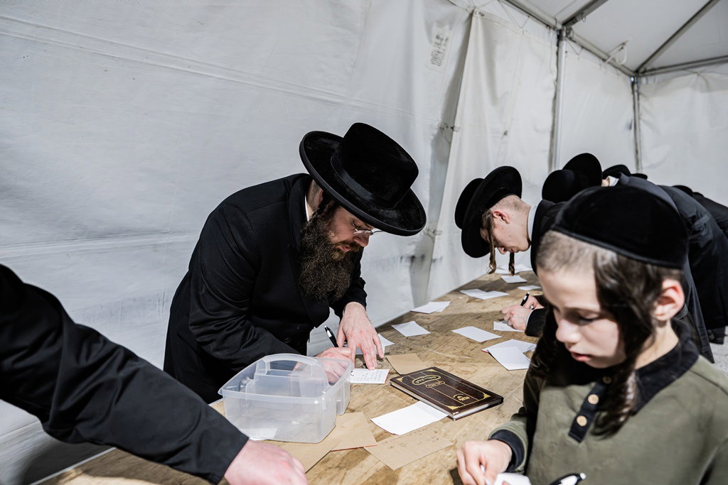 המונים בעליה לציון ביומא דהילולא