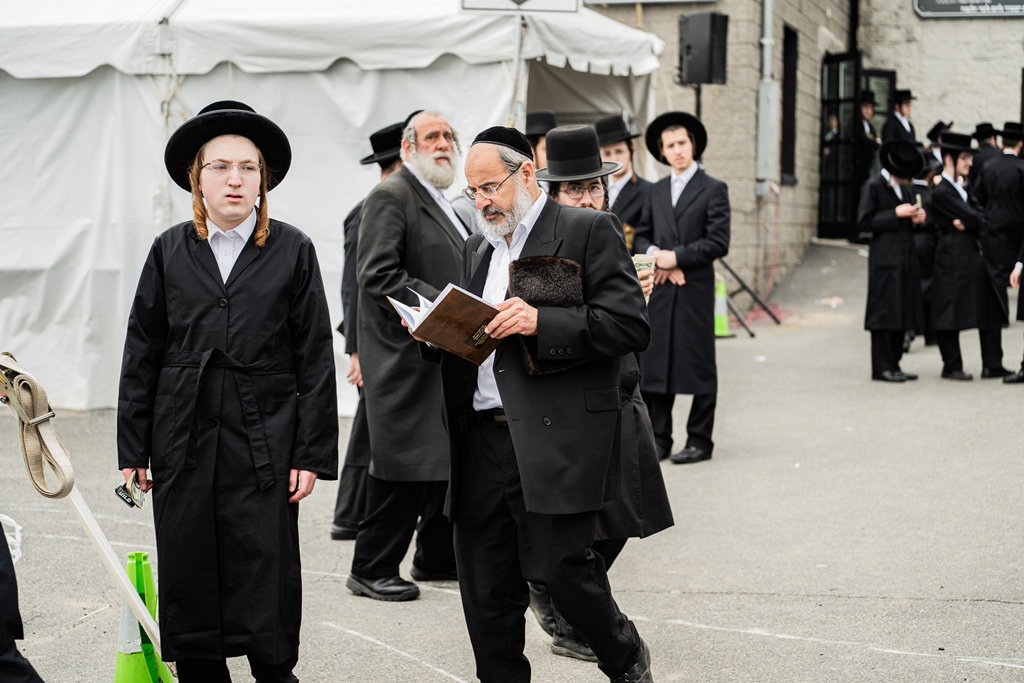 המונים בעליה לציון ביומא דהילולא