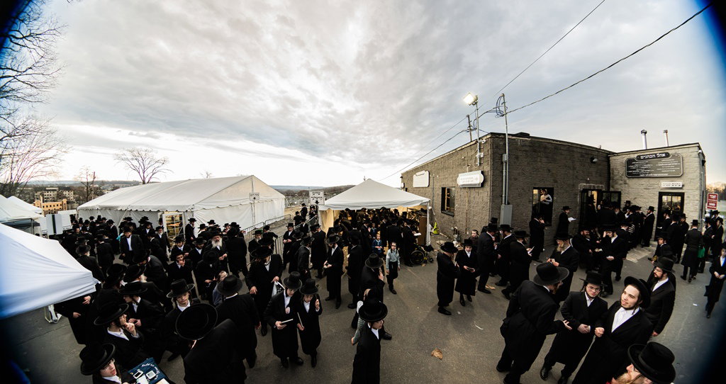 המונים בעליה לציון ביומא דהילולא