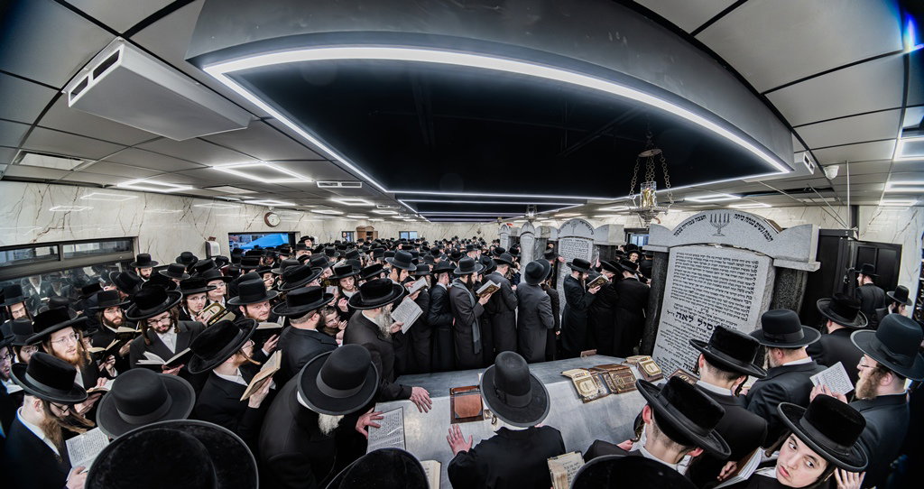 המונים בעליה לציון ביומא דהילולא