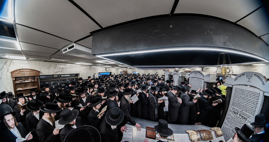 המונים בעליה לציון ביומא דהילולא