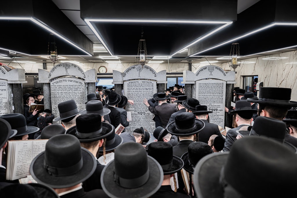 המונים בעליה לציון ביומא דהילולא