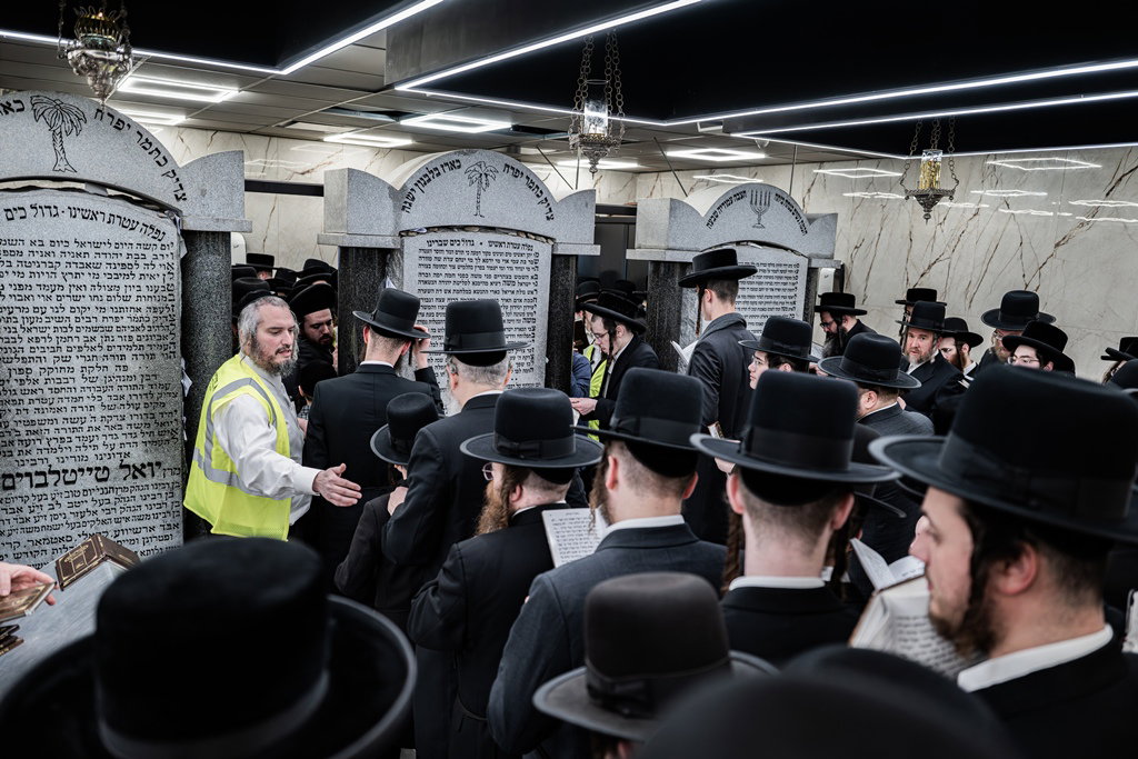 המונים בעליה לציון ביומא דהילולא