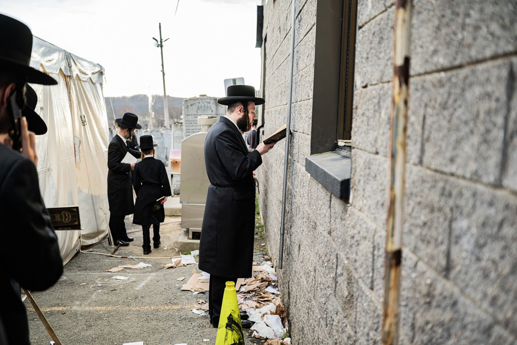 המונים בעליה לציון ביומא דהילולא