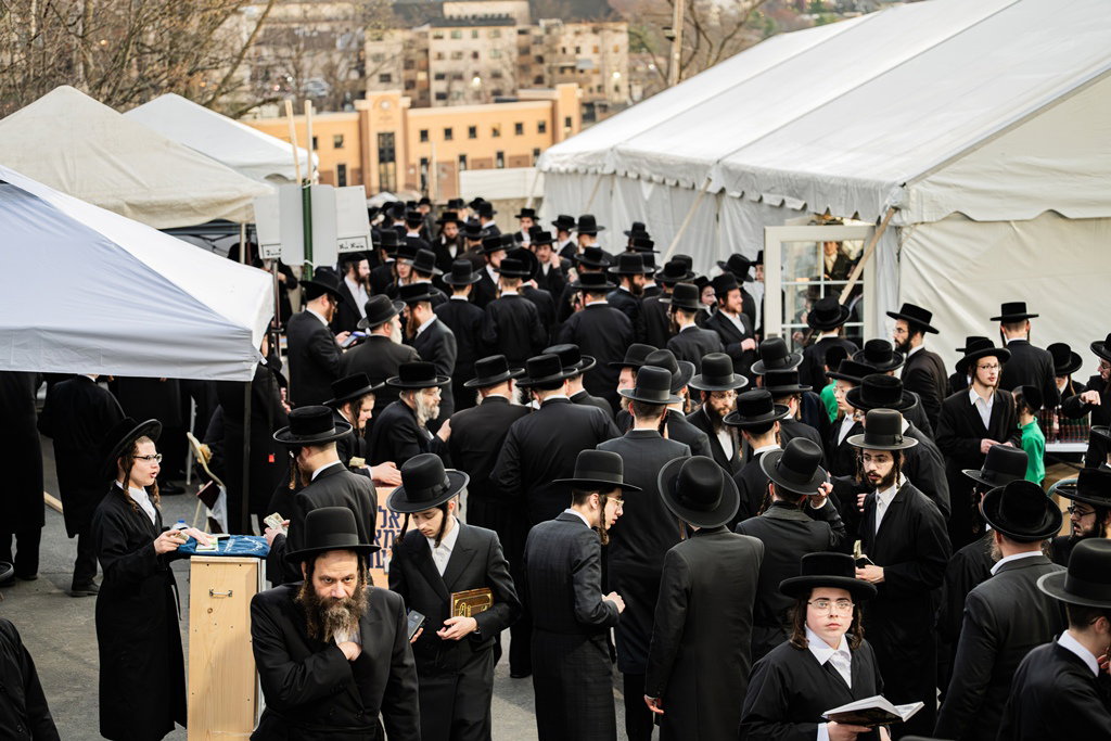 המונים בעליה לציון ביומא דהילולא