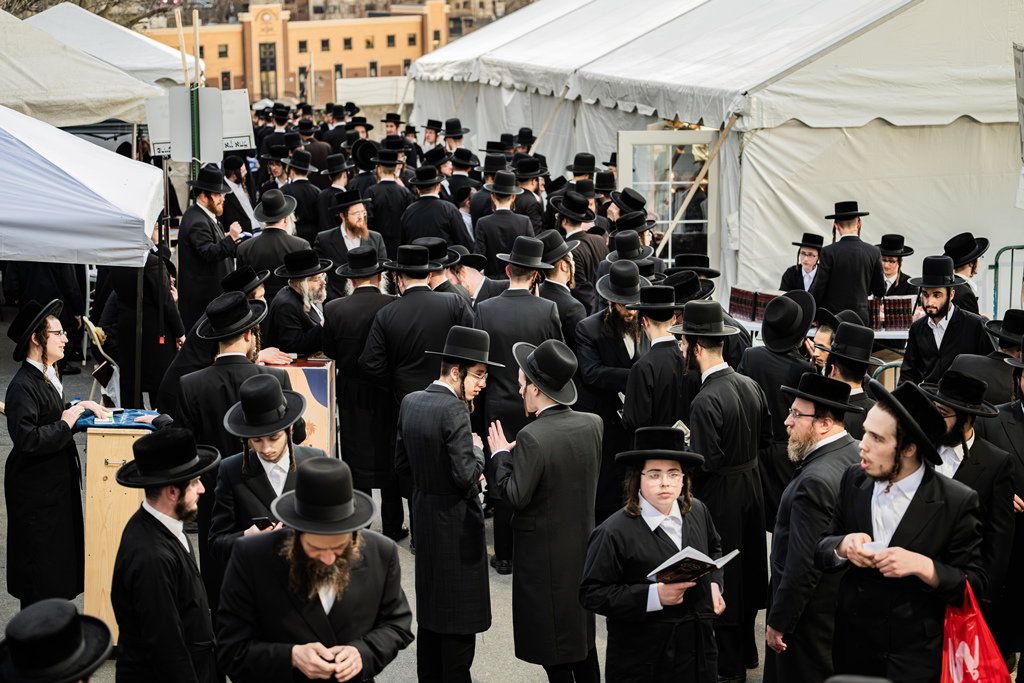 המונים בעליה לציון ביומא דהילולא