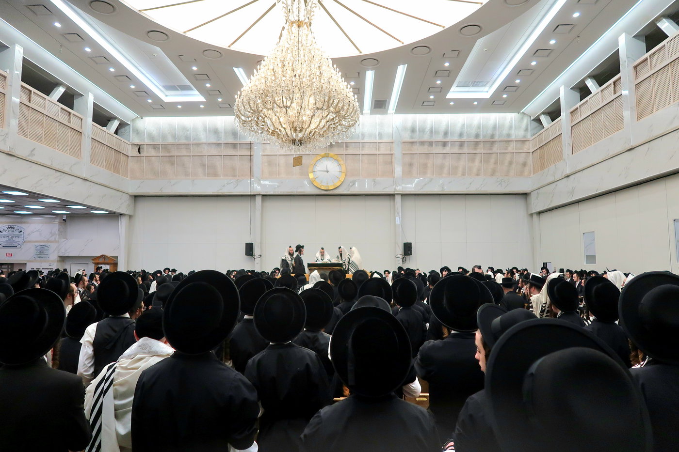 האדמו"ר מסאטמר בתפילת שחרית ולחיים ביומא דהילולא