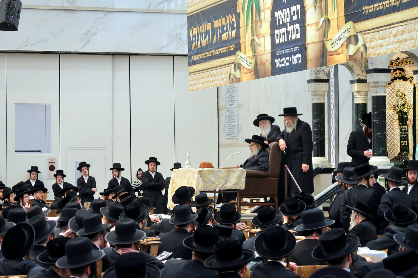 האדמו"ר מסאטמר בתפילת שחרית ולחיים ביומא דהילולא