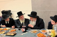 האדמו"ר משאץ בשמחת הבר מצוה לנכד רבי משה דוד ליפקוביץ 