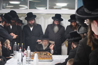 האדמו"ר מפינסק קרלין בביקור בבית שמש