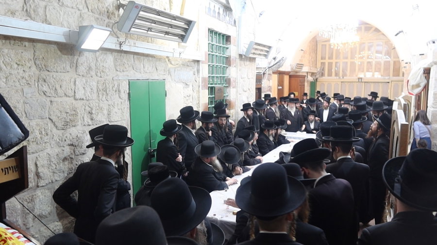 האדמו"ר מזוועהיל בטיש לחיים בחברון