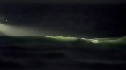 במים סוערים בחוף הרצליה: כך שוטרי השיטור הימי חילצו גולש שנסחף