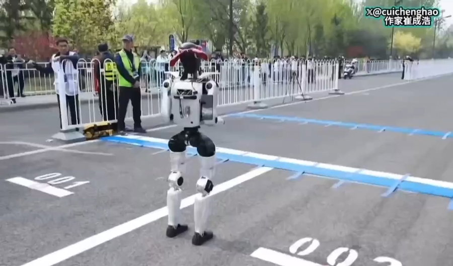 הרובוט מתפרק על קו הזינוק