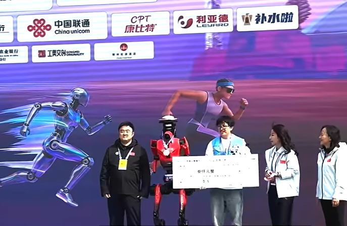 הרובוט על במת הניצחון