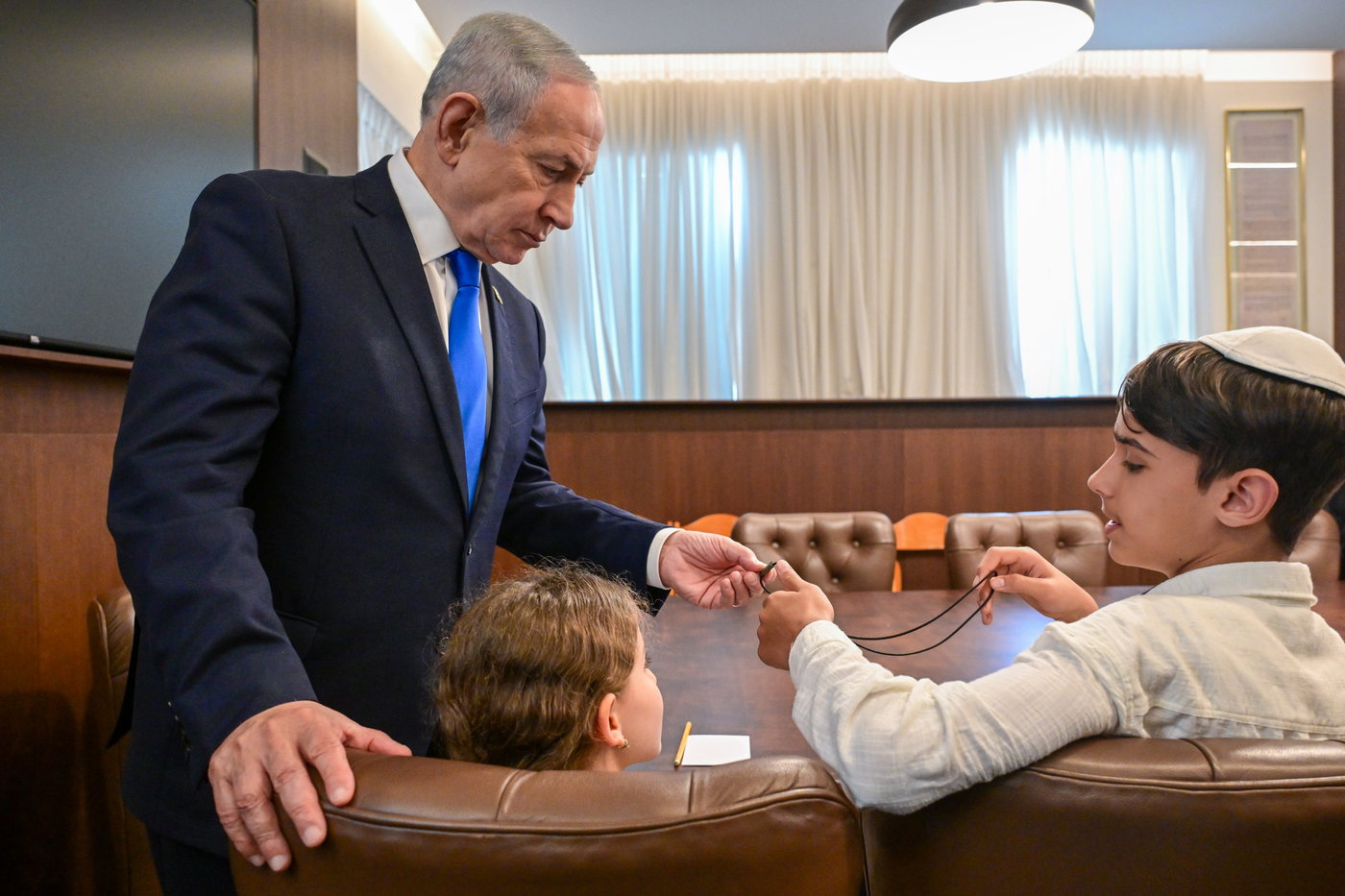 הציור של נתניהו לילד היתום: "אני יודע שזה קשה להאמין כרגע"