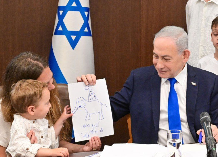 הציור של נתניהו לילד היתום: "אני יודע שזה קשה להאמין כרגע"