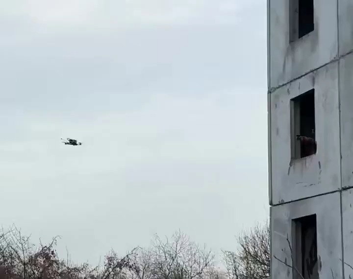 חייל לוכד את הרחפן ברשת