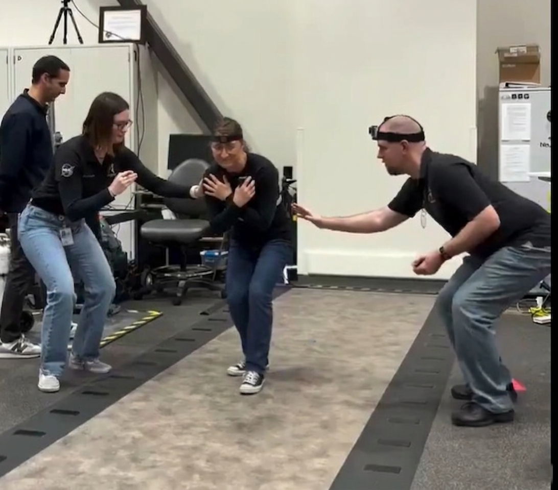 כריסטינה קוק לומדת ללכת