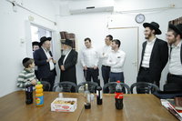 הגאון רבי דוד מילר בקביעת מזוזה להיכל התורה "זכרון משה" 