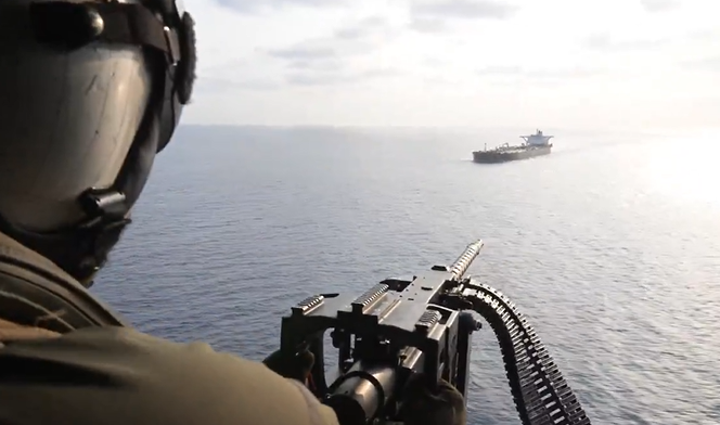 ספינת מלחמה אמריקאית מזהירה ספינה זרה במצרי הורמוז