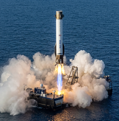 בזוס מכה את מאסק: הטיל הענק חזר לים אך הלוויין לא הגיע ליעד