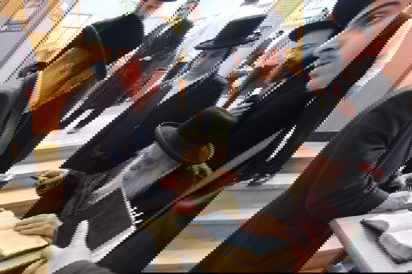 גאב"ד מאקאווא בתפילה בציון רבי מאיר בעל הנס בטבריה