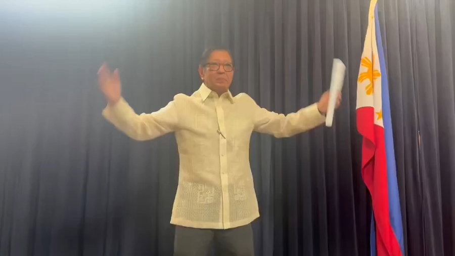 הנשיא מבצע תרגילי קפיצה לעיני העיתונאים