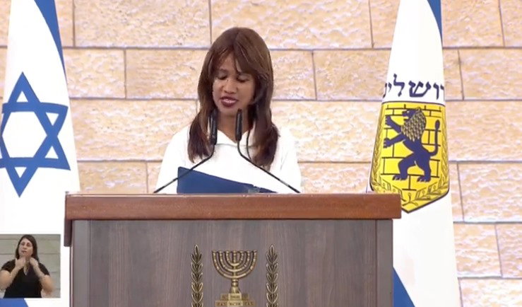 האימא, נושאת דברים בטקס