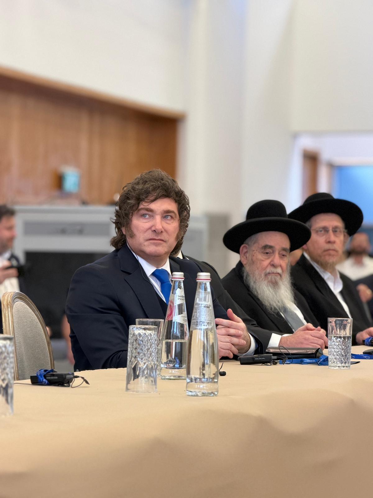 נופף בהתרגשות מלמעלה והתקבל בטקס יוצא דופן: נשיא ארגנטינה חאבייר מיליי בישיבת חברון | צפו