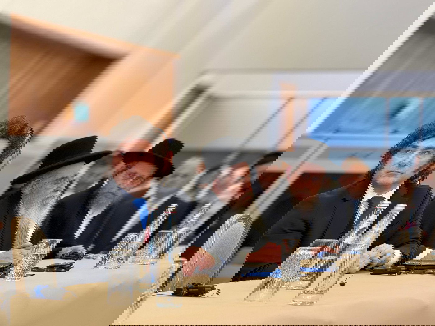 נופף בהתרגשות מלמעלה והתקבל בטקס יוצא דופן: נשיא ארגנטינה חאבייר מיליי בישיבת חברון | צפו