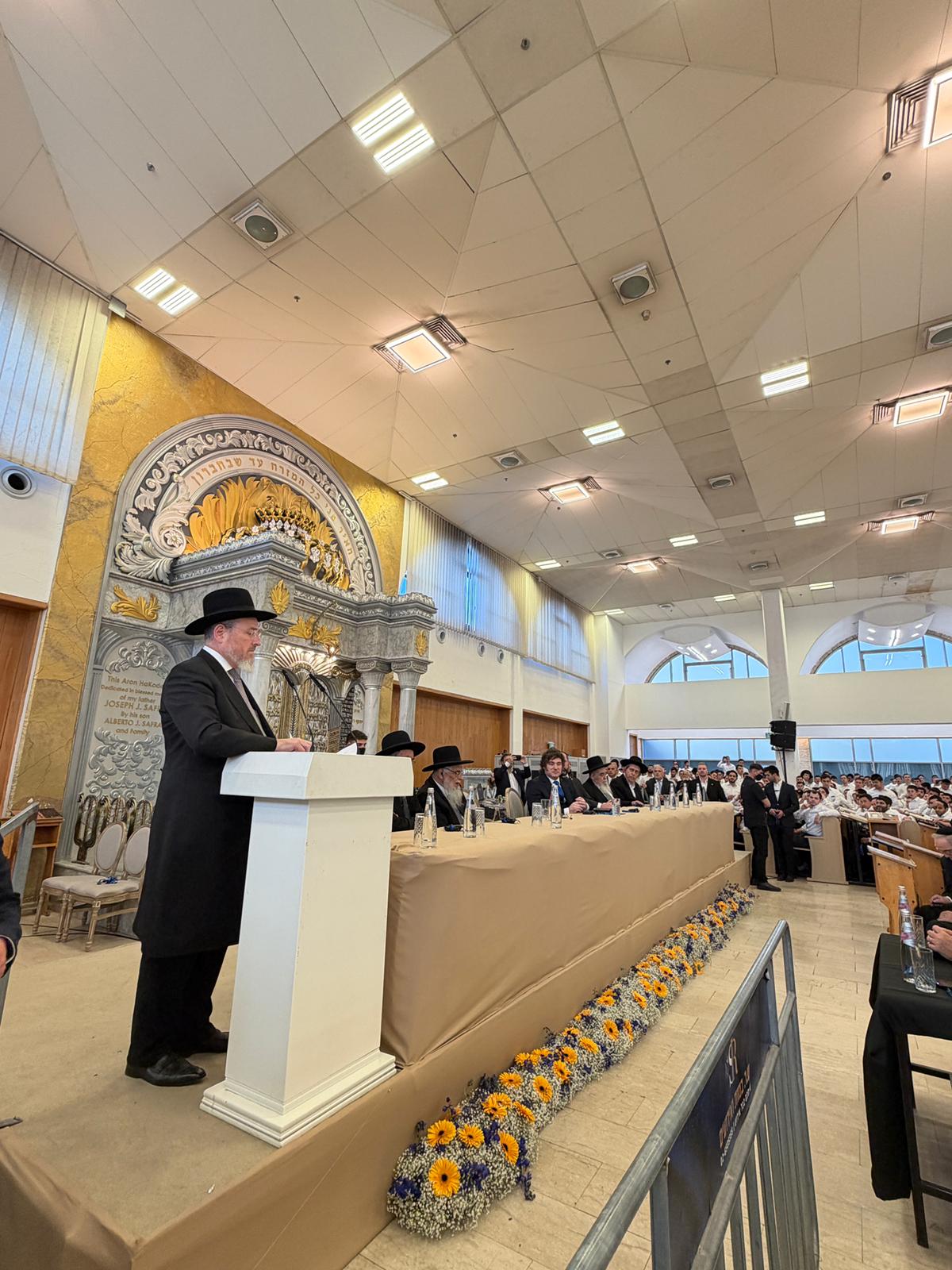 נופף בהתרגשות מלמעלה והתקבל בטקס יוצא דופן: נשיא ארגנטינה חאבייר מיליי בישיבת חברון | צפו