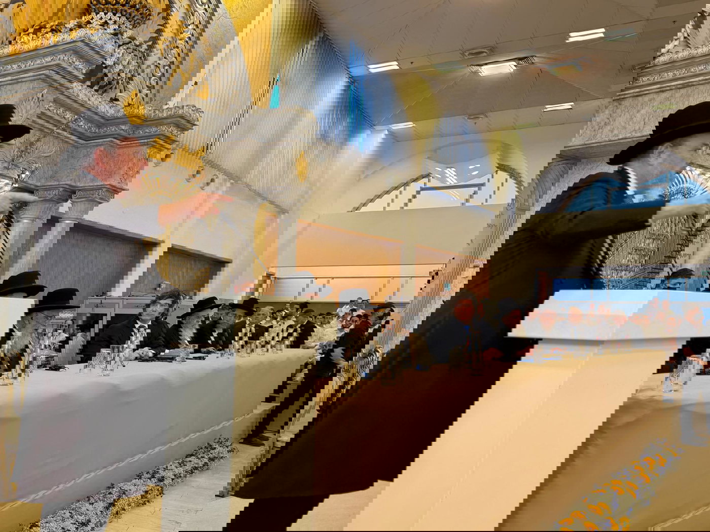 נופף בהתרגשות מלמעלה והתקבל בטקס יוצא דופן: נשיא ארגנטינה חאבייר מיליי בישיבת חברון | צפו