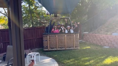 "היי כולם!" | סיפור הזוי: יצא מביתו וגילה 13 אנשים בכדור פורח שנחת בחצר